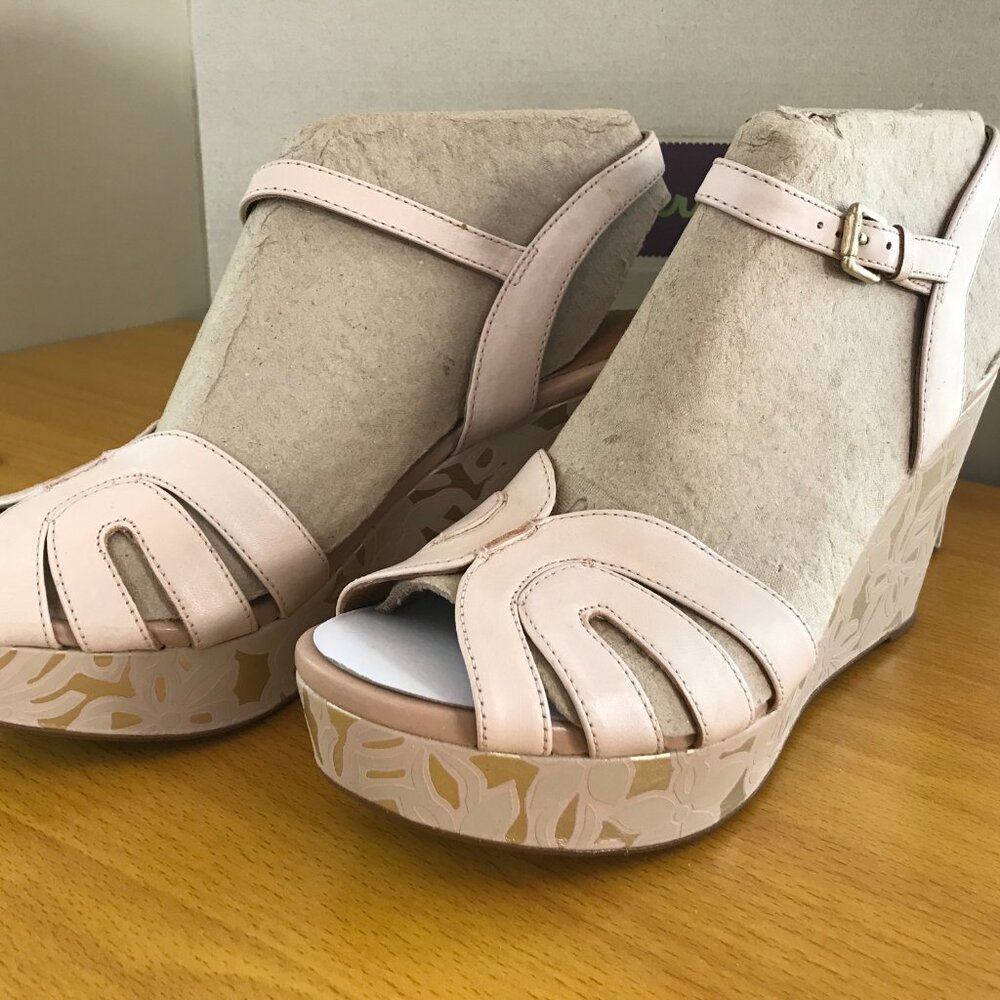 Clarks Women’s Size 10 Nude Leather Amelia Page Floral Wedge Sandals - Picture 2 of 7